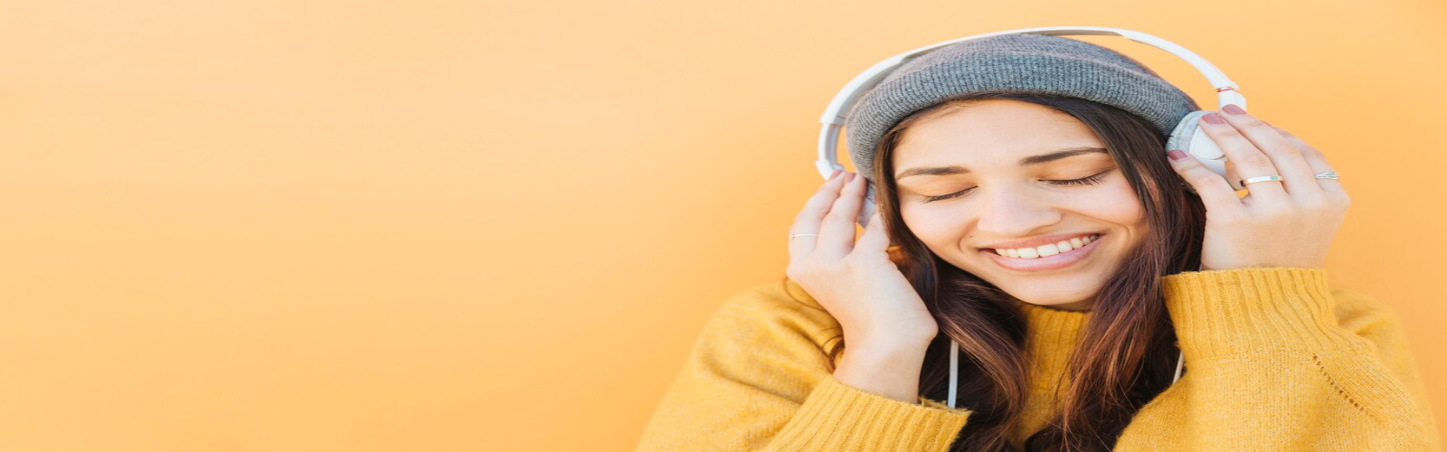 jovem-feliz-ouvindo-musica-em-fones-de-ouvido_23-2148204643